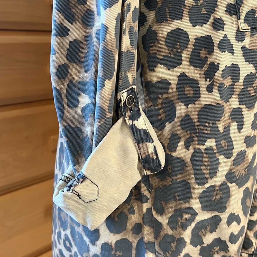 EUC r//c size small leopard print button down top - Picture 11 of 11